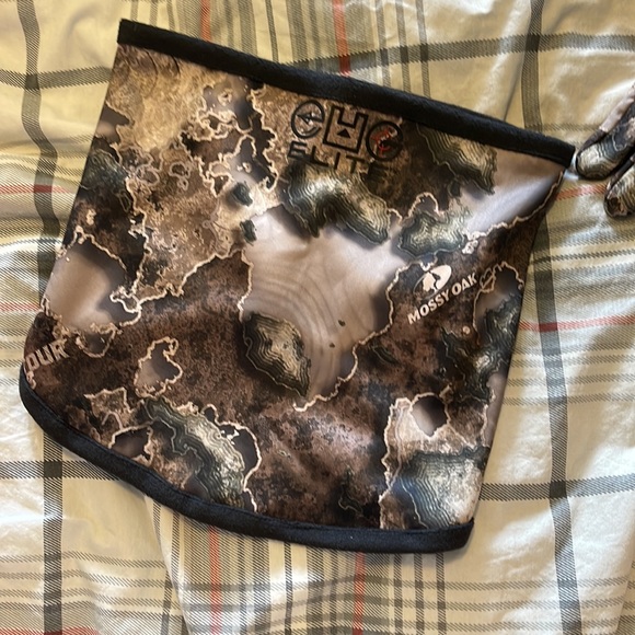 Mossy Oak Bundle, beanie, gloves, neck gaitor - Picture 3 of 4